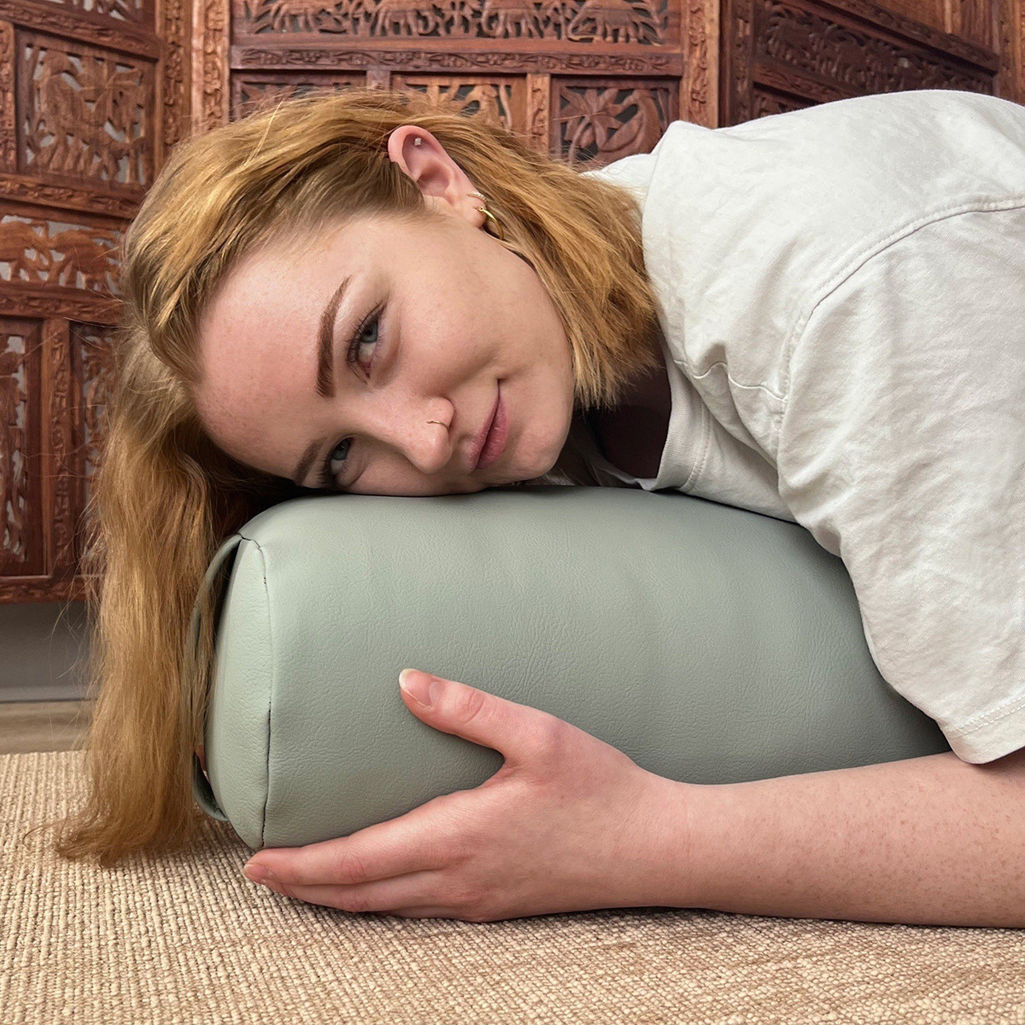 Валик Hugger Mugger Standart Yoga Bolster BS-EZC шалфей 2000_2000